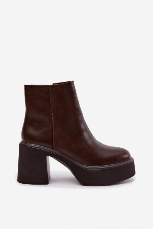 Botins isolados com salto e plataforma na cor chocolate Lurela