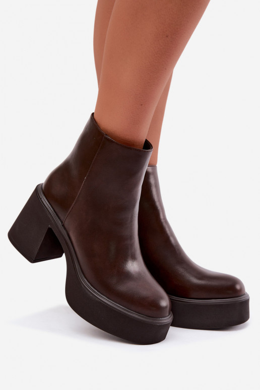 Botins isolados com salto e plataforma na cor chocolate Lurela