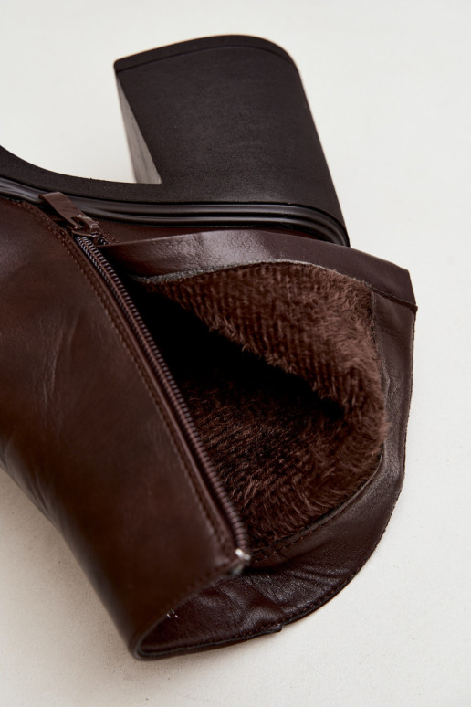 Botins isolados com salto e plataforma na cor chocolate Lurela