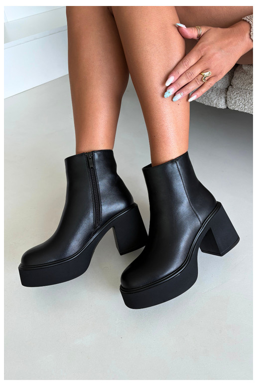 Botins isolados com salto e plataforma na cor preta Lurela