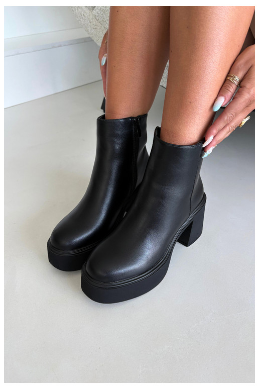 Botins isolados com salto e plataforma na cor preta Lurela