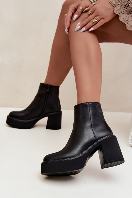 Botins isolados com salto e plataforma na cor preta Lurela