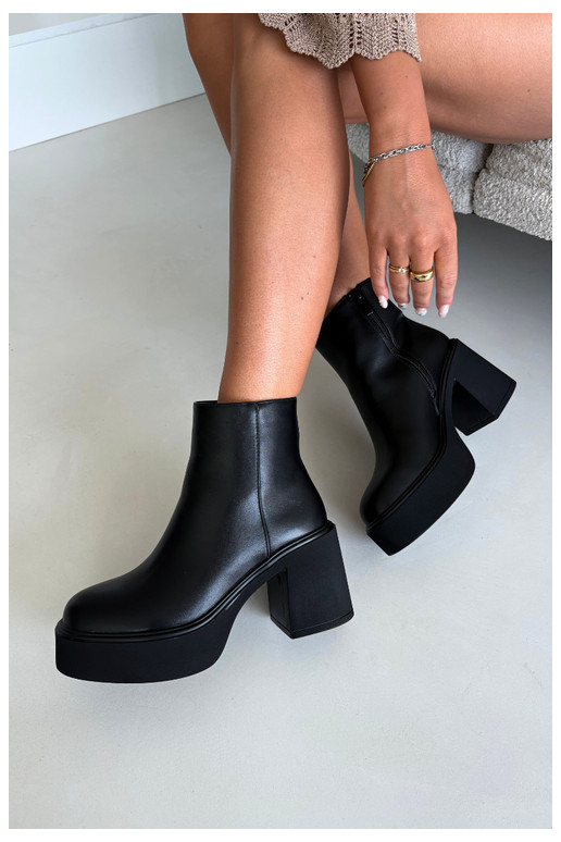 Botins isolados com salto e plataforma na cor preta Lurela