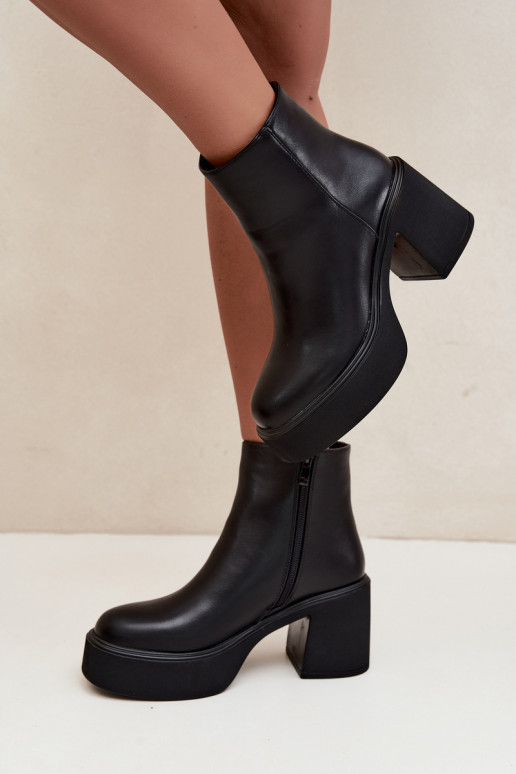 Botins isolados com salto e plataforma na cor preta Lurela