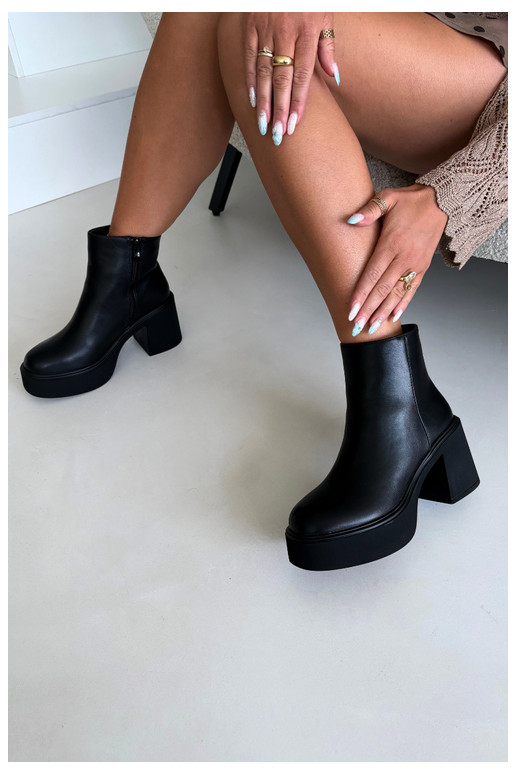 Botins isolados com salto e plataforma na cor preta Lurela