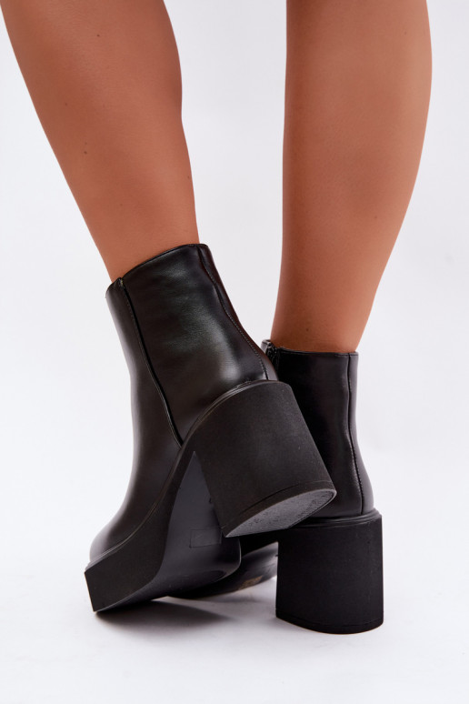 Botins isolados com salto e plataforma na cor preta Lurela