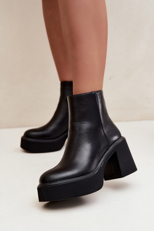 Botins isolados com salto e plataforma na cor preta Lurela