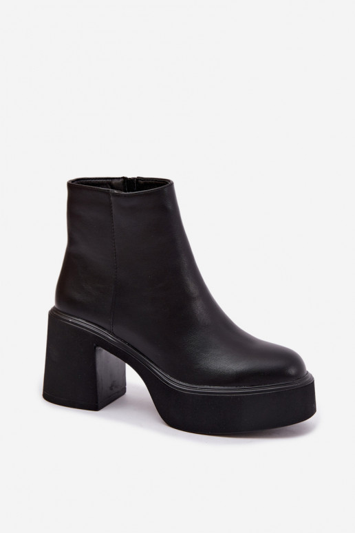 Botins isolados com salto e plataforma na cor preta Lurela