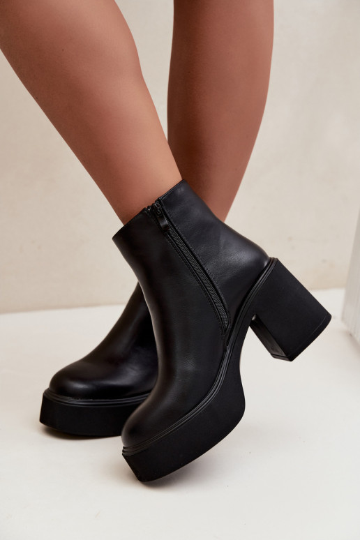 Botins isolados com salto e plataforma na cor preta Lurela