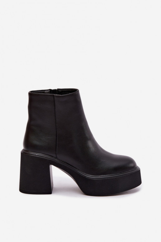 Botins isolados com salto e plataforma na cor preta Lurela