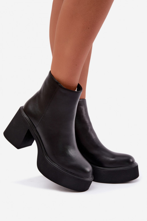 Botins isolados com salto e plataforma na cor preta Lurela