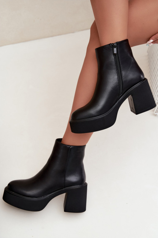 Botins isolados com salto e plataforma na cor preta Lurela