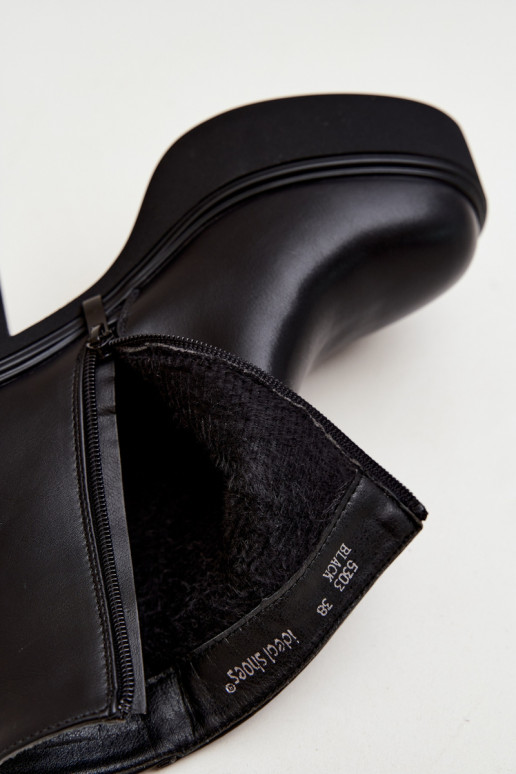 Botins isolados com salto e plataforma na cor preta Lurela