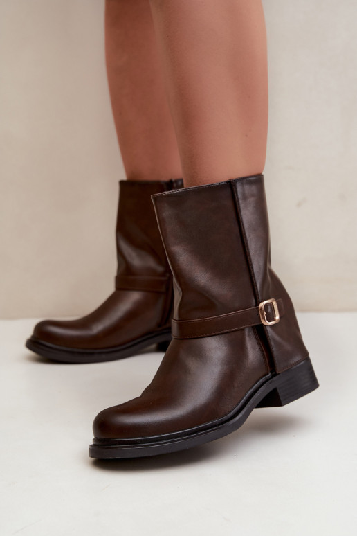 Botins isolados femininos com fivelas na cor chocolate Corley