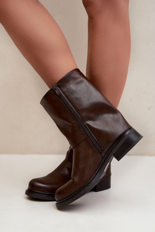 Botins isolados femininos com fivelas na cor chocolate Corley