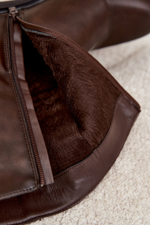 Botins isolados femininos com fivelas na cor chocolate Corley