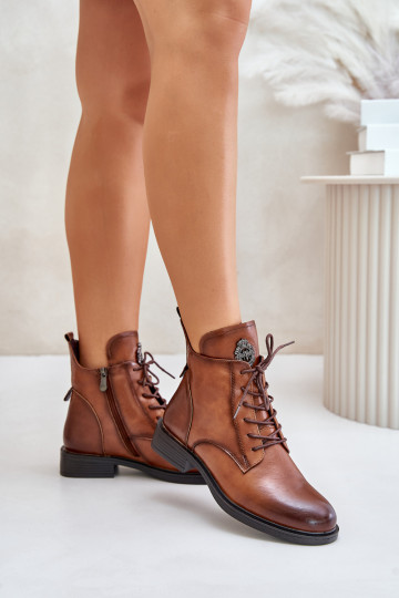 Botins castanhos isolados com amplos saltos ornamentados Leonise