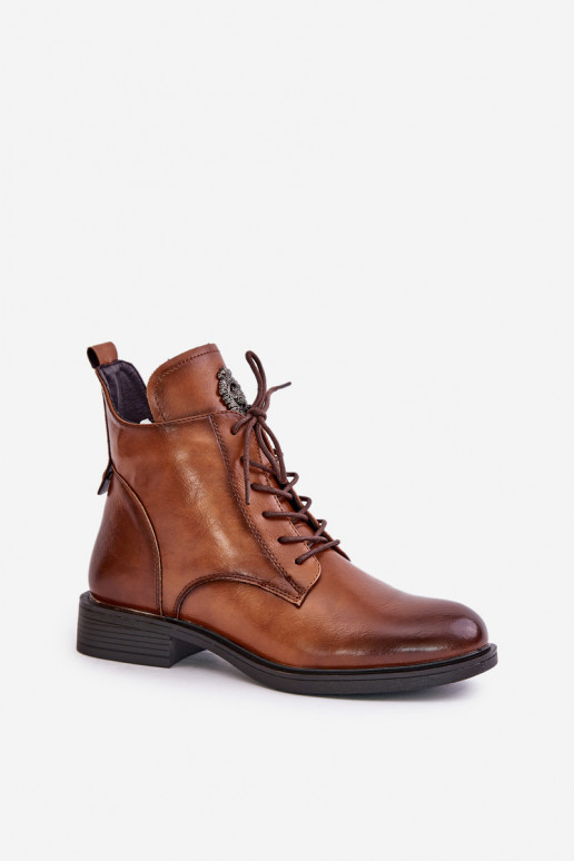 Botins castanhos isolados com amplos saltos ornamentados Leonise
