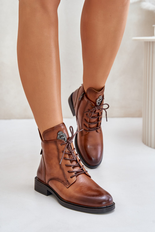 Botins castanhos isolados com amplos saltos ornamentados Leonise