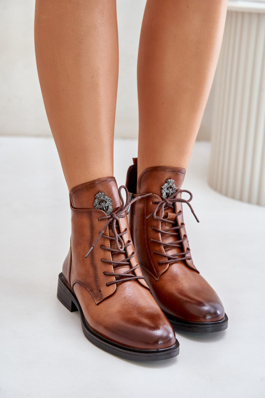Botins castanhos isolados com amplos saltos ornamentados Leonise