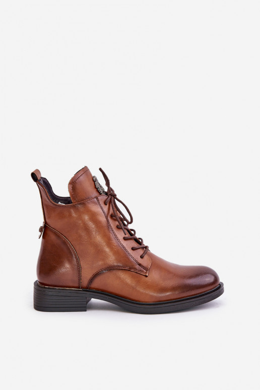 Botins castanhos isolados com amplos saltos ornamentados Leonise