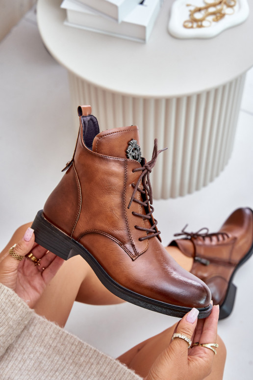 Botins castanhos isolados com amplos saltos ornamentados Leonise