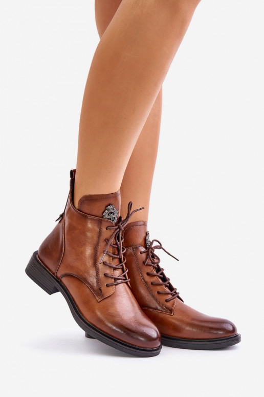 Botins castanhos isolados com amplos saltos ornamentados Leonise