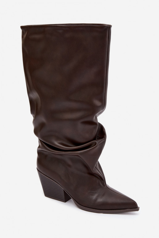Um modelo atraente botas com salto Ze Szpiczastym Noskiem de couro ecológico CzekoladoParae Blenia