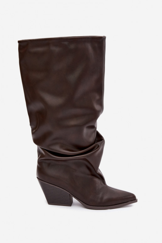 Um modelo atraente botas com salto Ze Szpiczastym Noskiem de couro ecológico CzekoladoParae Blenia