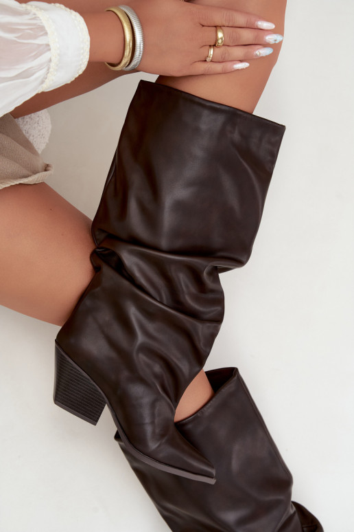 Um modelo atraente botas com salto Ze Szpiczastym Noskiem de couro ecológico CzekoladoParae Blenia