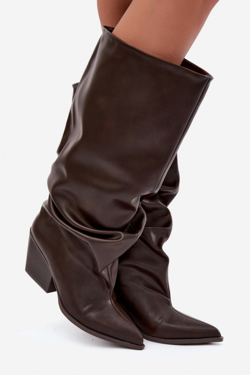 Um modelo atraente botas com salto Ze Szpiczastym Noskiem de couro ecológico CzekoladoParae Blenia
