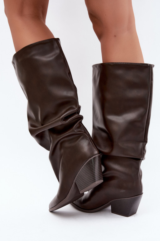 Um modelo atraente botas com salto Ze Szpiczastym Noskiem de couro ecológico CzekoladoParae Blenia