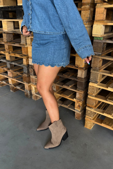 Botas isoladas de camurça khaki de estilo cowboy com saltos Pelsa 2