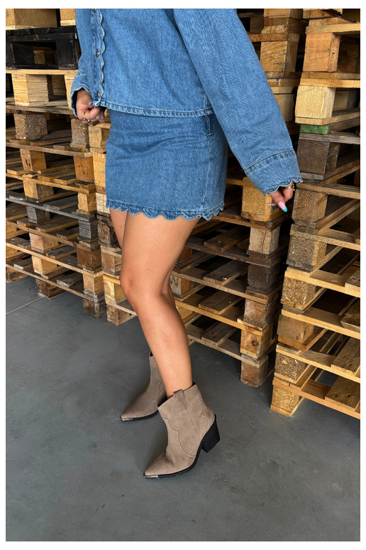 Botas isoladas de camurça khaki de estilo cowboy com saltos Pelsa