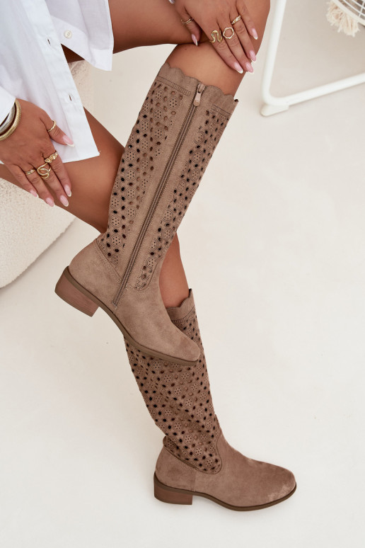 botins femininos de cor areia com salto baixo e detalhes recortados