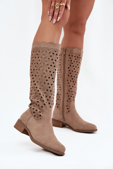 botins femininos de cor areia com salto baixo e detalhes recortados 2