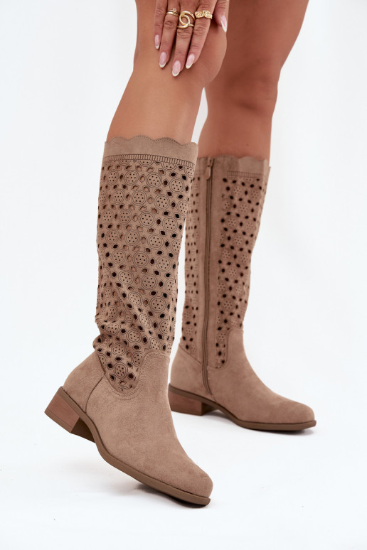 botins femininos de cor areia com salto baixo e detalhes recortados