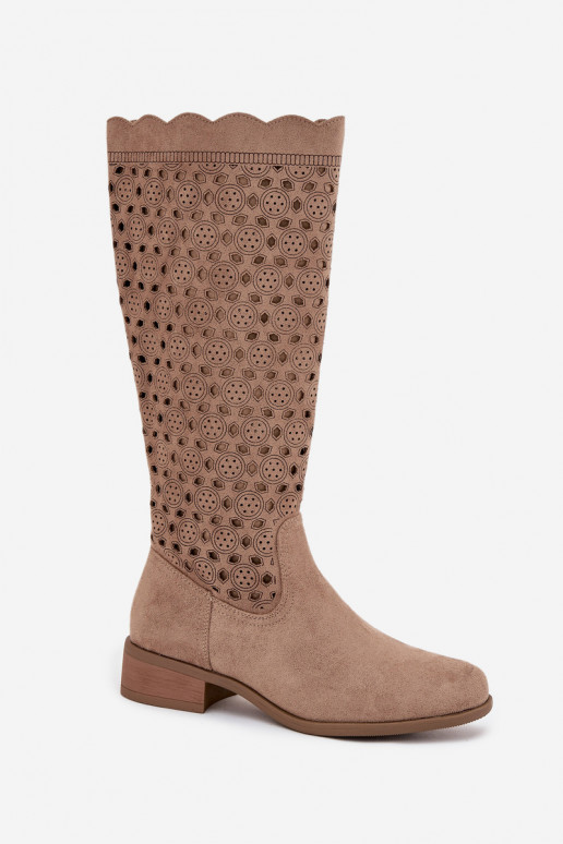 botins femininos de cor areia com salto baixo e detalhes recortados