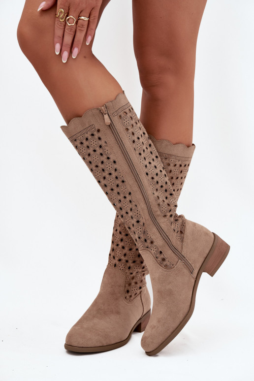 botins femininos de cor areia com salto baixo e detalhes recortados