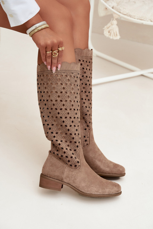 botins femininos de cor areia com salto baixo e detalhes recortados