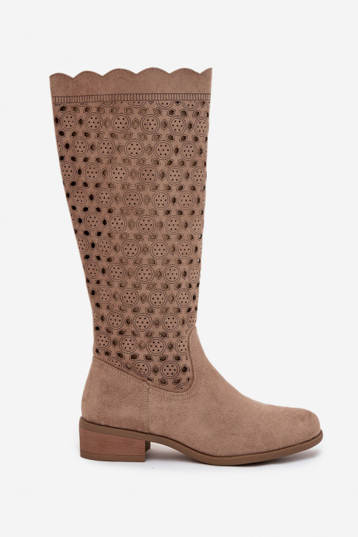 botins femininos de cor areia com salto baixo e detalhes recortados