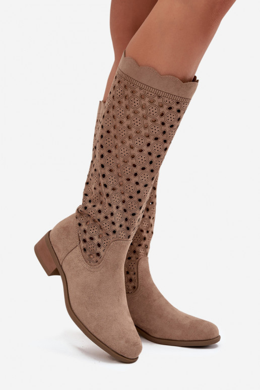 botins femininos de cor areia com salto baixo e detalhes recortados