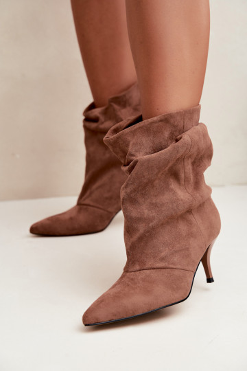 Um modelo atraente Botas com salto fino Typu Slouchy cor marrom Yesenia