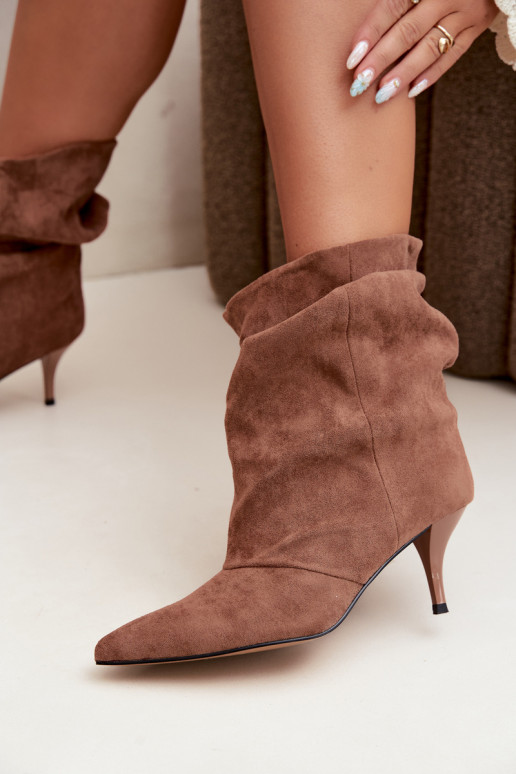 Botins castanhos slip-on com saltos finos Slouchy Yesenia