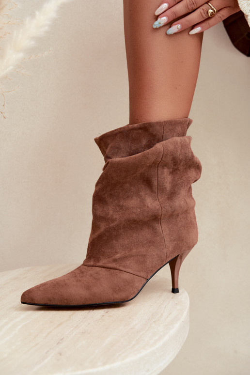 Botins castanhos slip-on com saltos finos Slouchy Yesenia