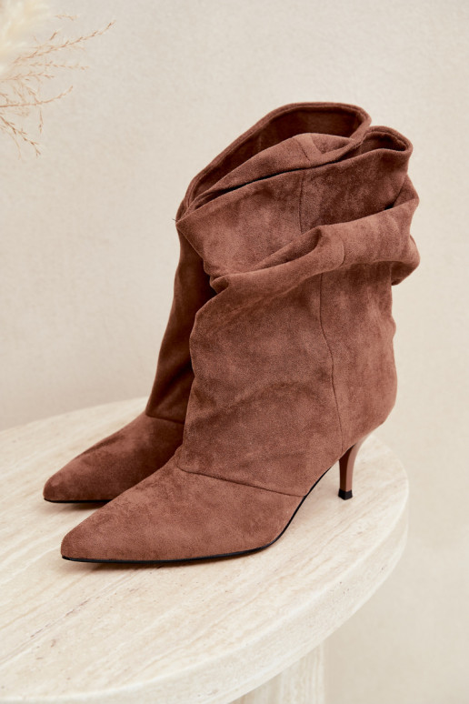 Botins castanhos slip-on com saltos finos Slouchy Yesenia