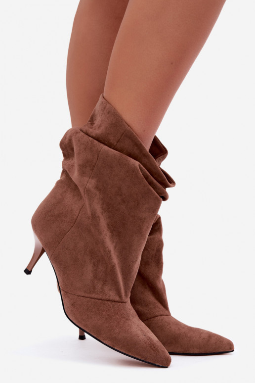 Botins castanhos slip-on com saltos finos Slouchy Yesenia