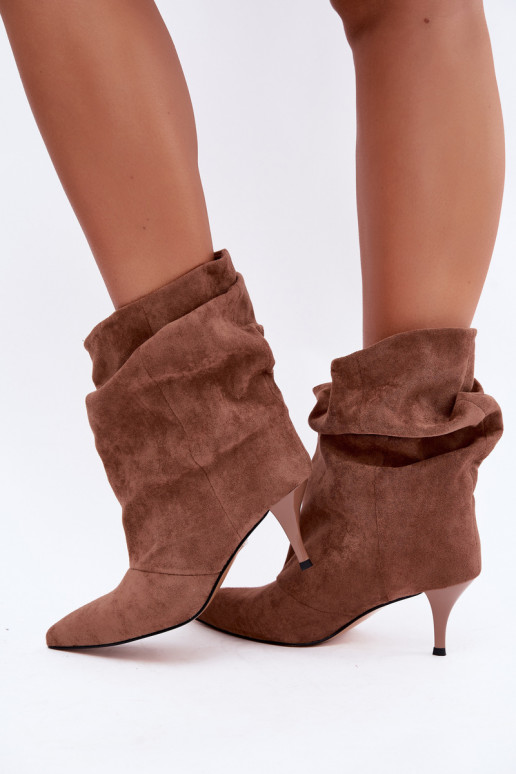 Botins castanhos slip-on com saltos finos Slouchy Yesenia