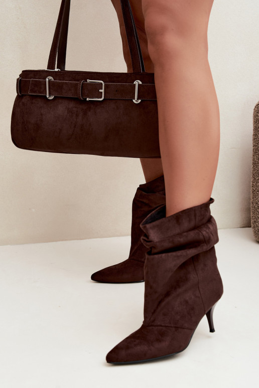 Botins de cor chocolate slip-on com saltos finos Slouchy Yesenia