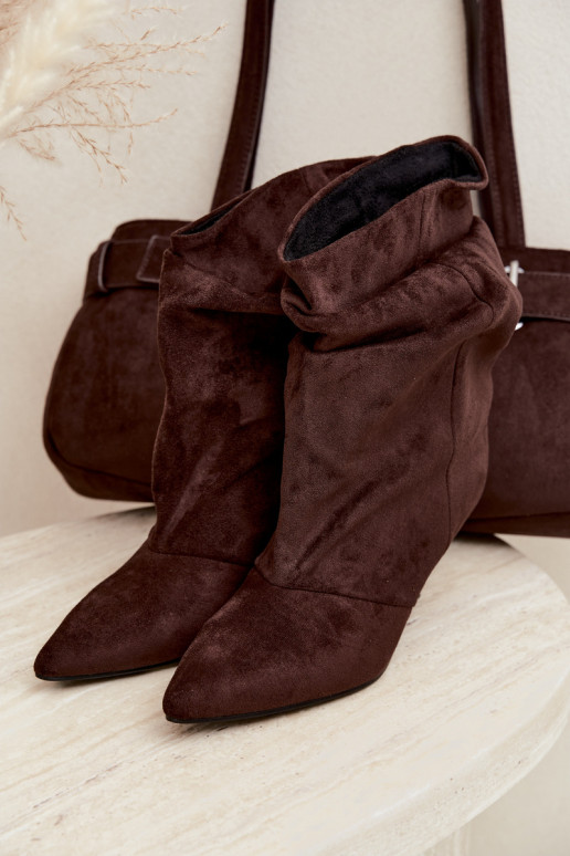 Botins de cor chocolate slip-on com saltos finos Slouchy Yesenia
